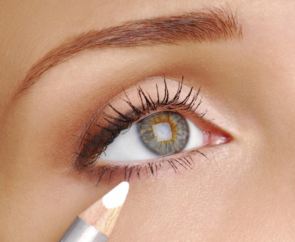 Белый карандаш для глаз: зачем нужен и как его использовать?