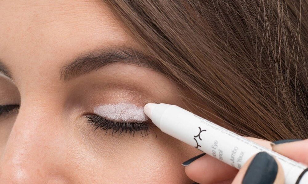 Белый карандаш для глаз: зачем нужен и как его использовать?