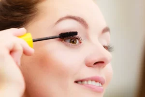 Особенности макияжа для тех, кто носит очки: советы от экспертов