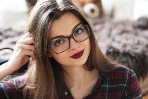 Особенности макияжа для тех, кто носит очки: советы от экспертов