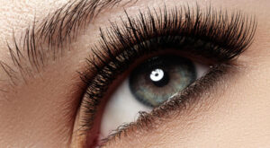Уход за нарощенными ресницами: основные правила для красивых глаз
