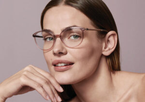 Макияж для леди в очках: расставляем акценты правильно