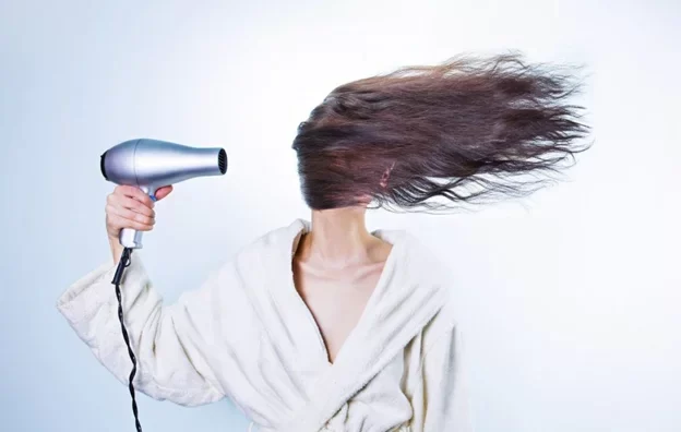 Почему волосы быстро жирнеют: 10 распространённых причин
