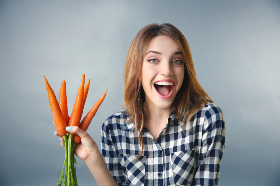 девушка с морковками