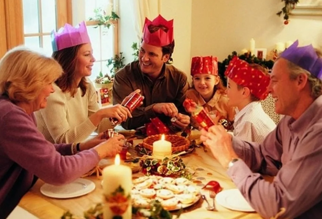 Видеоролик традиции семьи. Семейные праздники. Семья за новогодним столом. Празднование дня рождения в семье. Семья отмечает новый год.