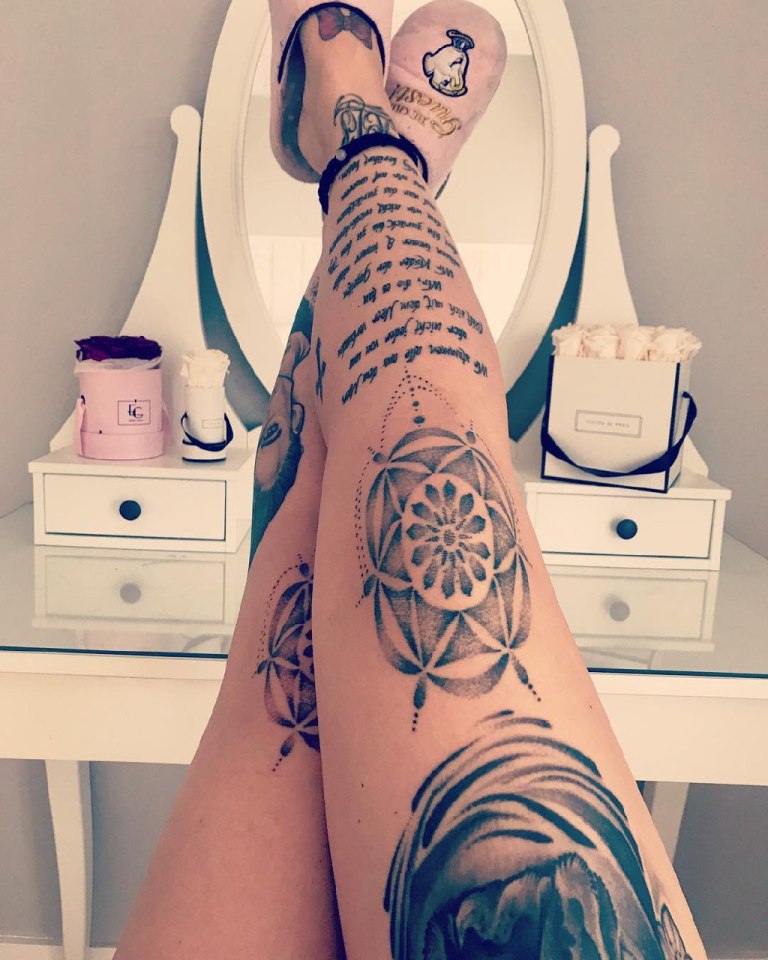 Татуировки на ногах у девушки