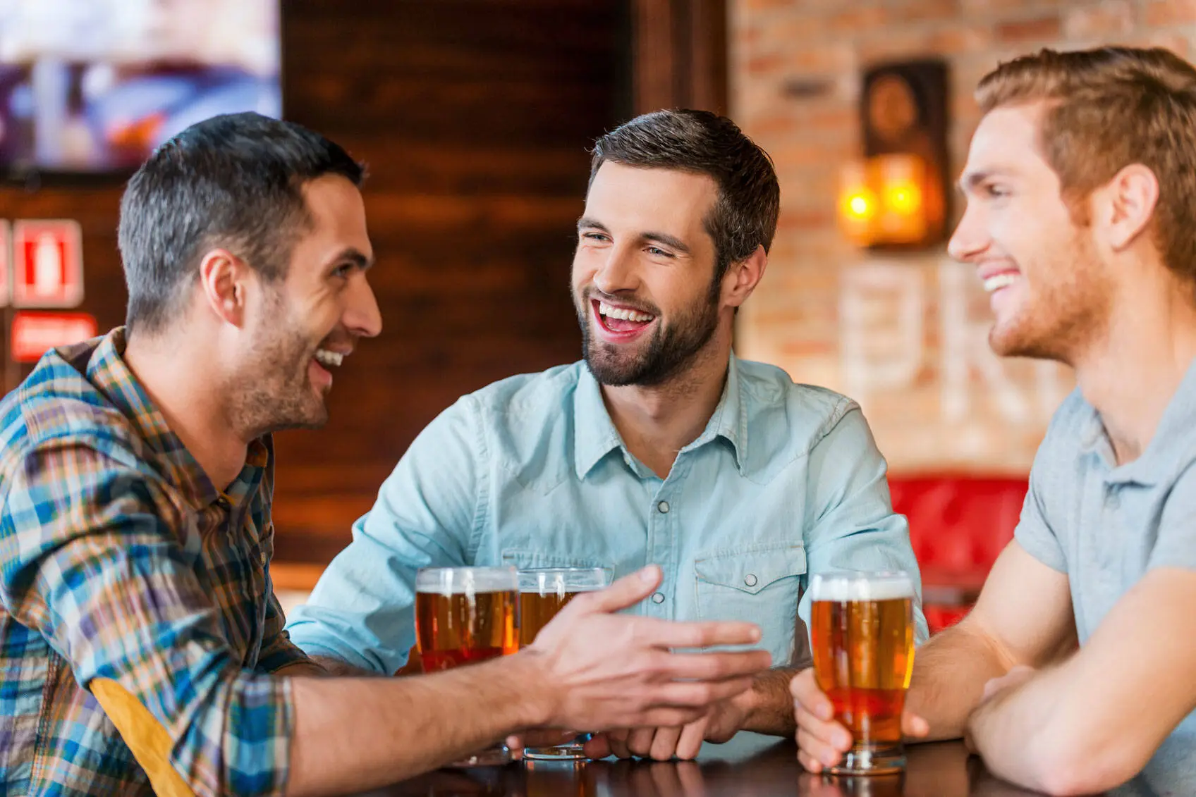 Пиво пить вместе. Мужчины в пабе. Мужчина в баре. Мужчина с друзьями в баре. Мужики в баре с пивом.